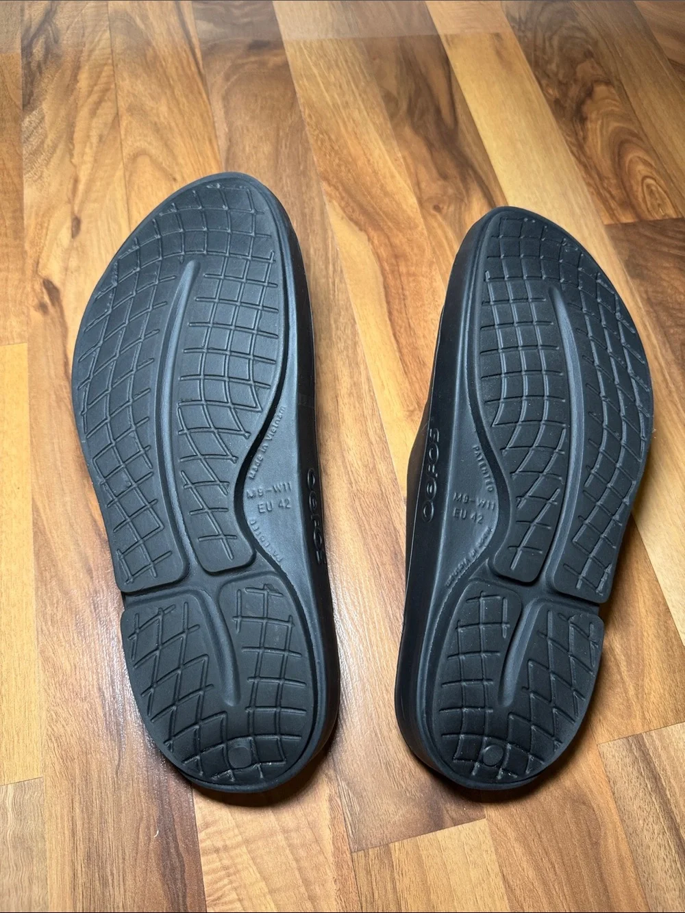 OOFOS Black Slide Sandals M 9 W11